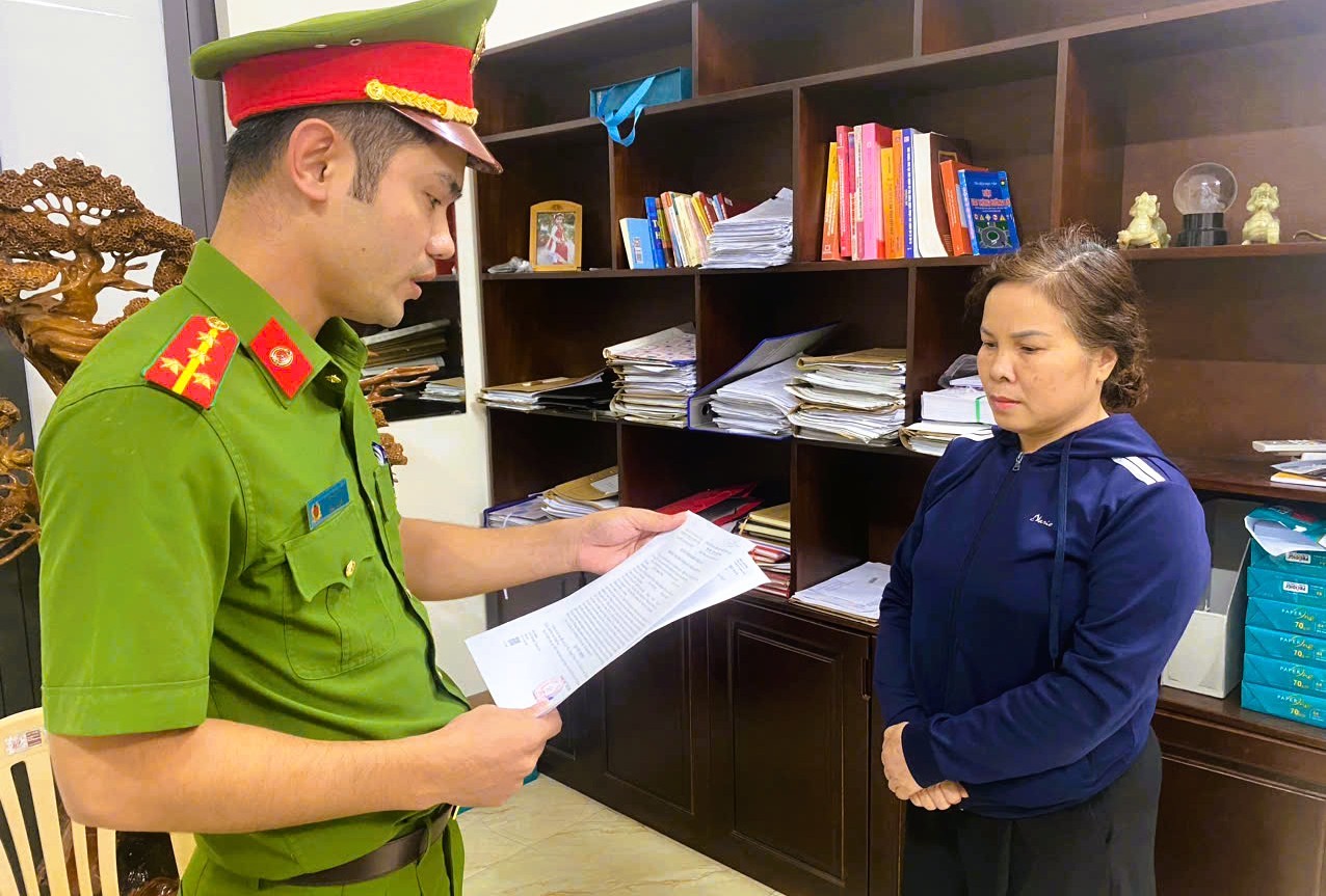 Cơ quan CSĐT Công an tỉnh Thanh Hóa thi hành quyết định đối với bị can Lê Thị Thanh Thủy