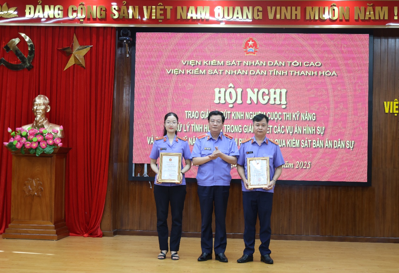 Đ/c Trần Thế Kính, Viện trưởng VKSND tỉnh trao giải Nhất cho các thí sinh