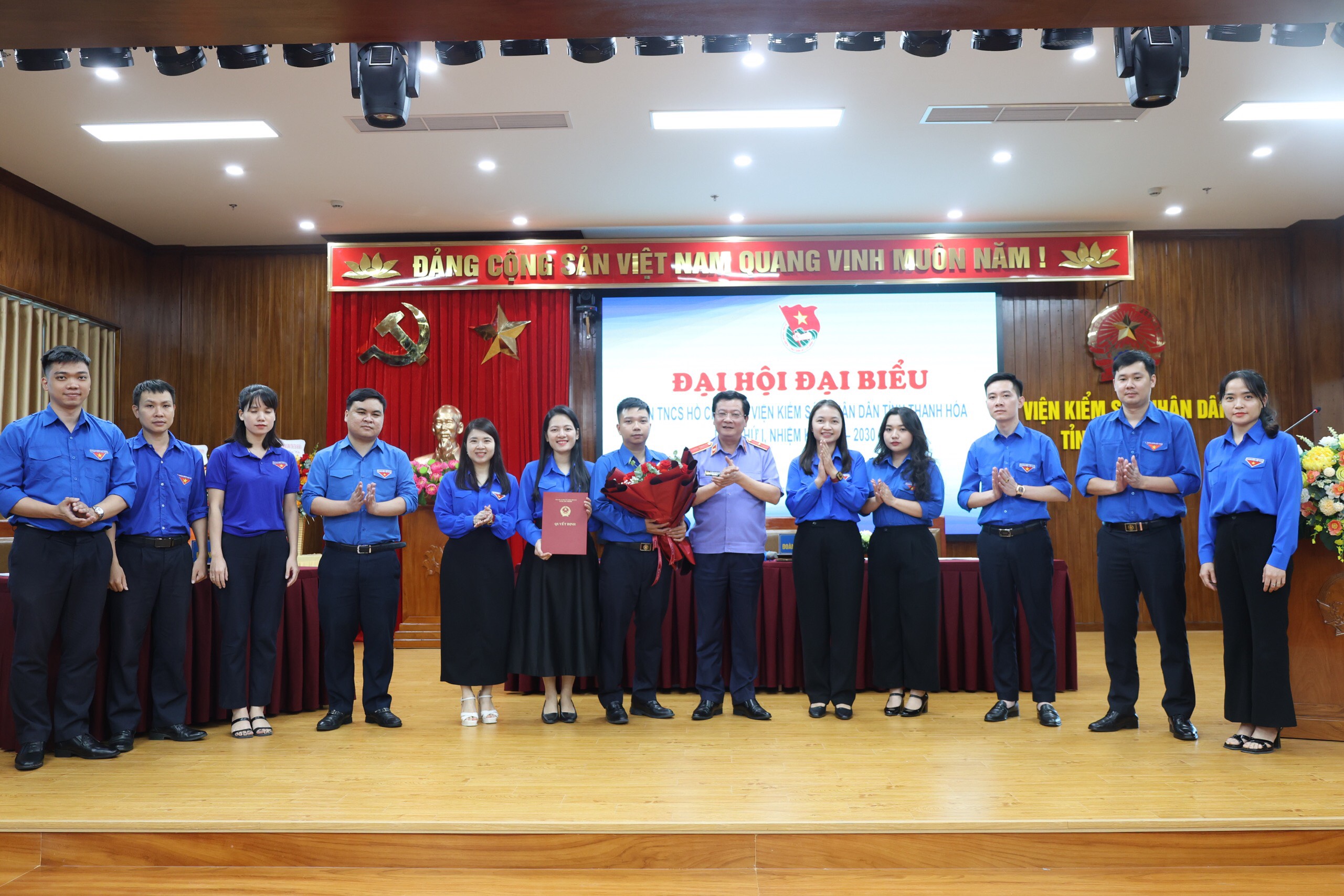 Đồng chí Trần Thế Kính, Bí thư Đảng ủy, Viện trưởng VKSND tỉnh cùng đồng chí Nguyễn Thị Mai, Bí thư Đoàn UBND tỉnh tặng hoa chúc mừng BCH Đoàn cơ sở nhiệm kỳ mới