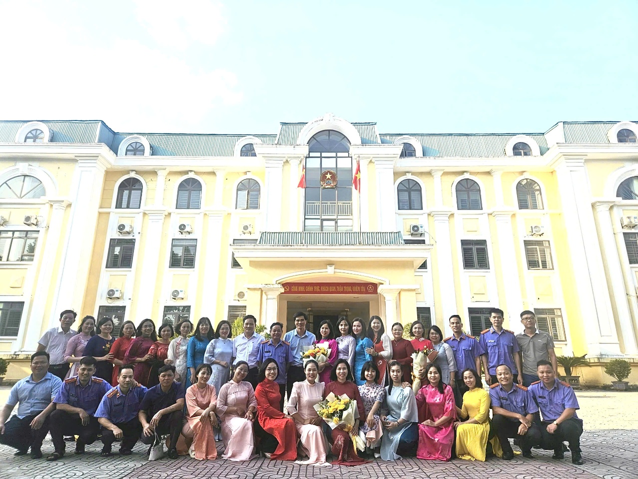 Ảnh: Viện kiểm sát - Tòa án - Phòng THADS khu vực 12 chụp ảnh lưu niệm nhân dịp tổ chức Tọa đàm chúc mừng kỷ niệm 20/10