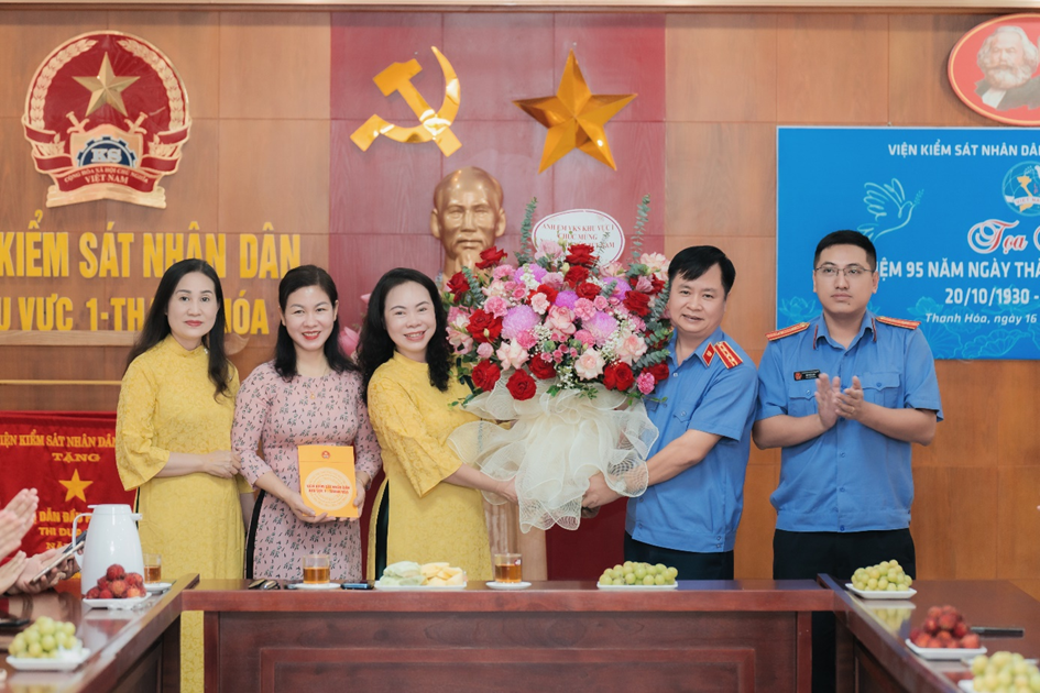 Ảnh: Đồng chí Cao Văn Sơn, Phó Viện trưởng và đồng chí Đỗ Việt Anh, Phó Viện trưởng VKSND khu vực 1 đại diện tặng hoa chúc mừng các chị em trong đơn vị