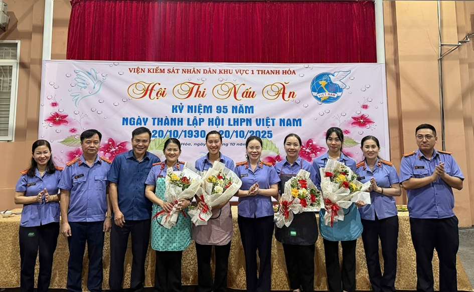 Ảnh: Ban tổ chức trao hoa cho các đội thi tham gia Hội thi nấu ăn
