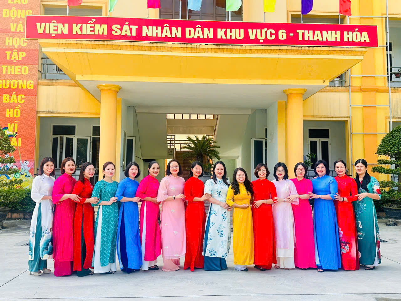 Ảnh: Nữ công chức, người lao động VKSND khu vực 6 chụp ảnh lưu niệm