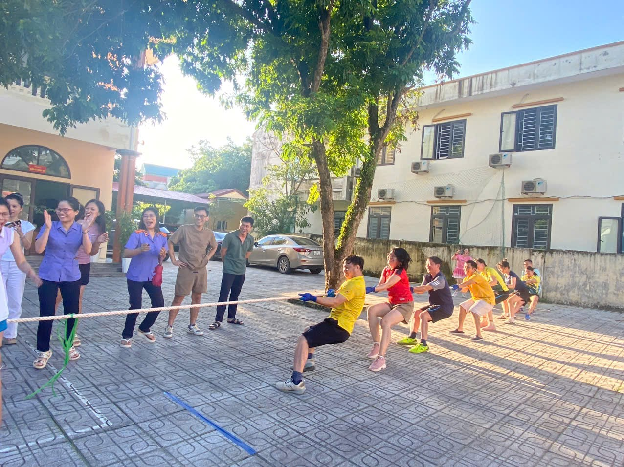 Ảnh: Trận đấu kéo co giữa VKSND khu vực 8 và TAND khu vực 8