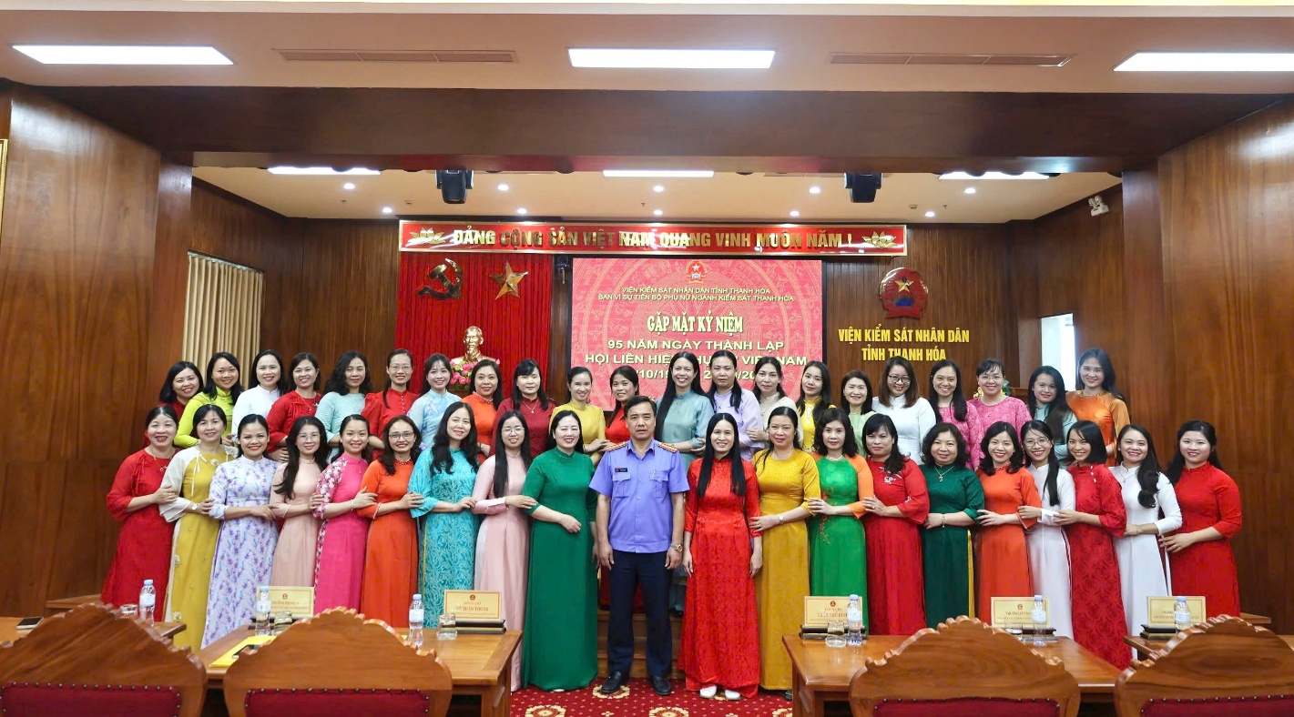 Ảnh: Nữ công chức, người lao động cơ quan VKSND tỉnh chụp ảnh lưu niệm