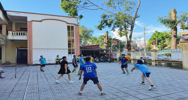 Ảnh: VKSND khu vực 8 và Phòng THADS khu vực 8 giao lưu thi đấu bóng chuyền hơi