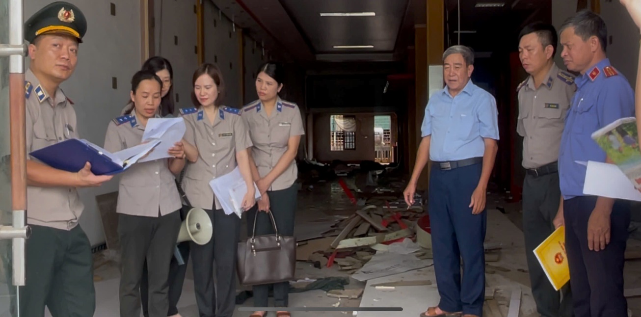 Hình ảnh tại buổi cưỡng chế giao tài sản đấu giá