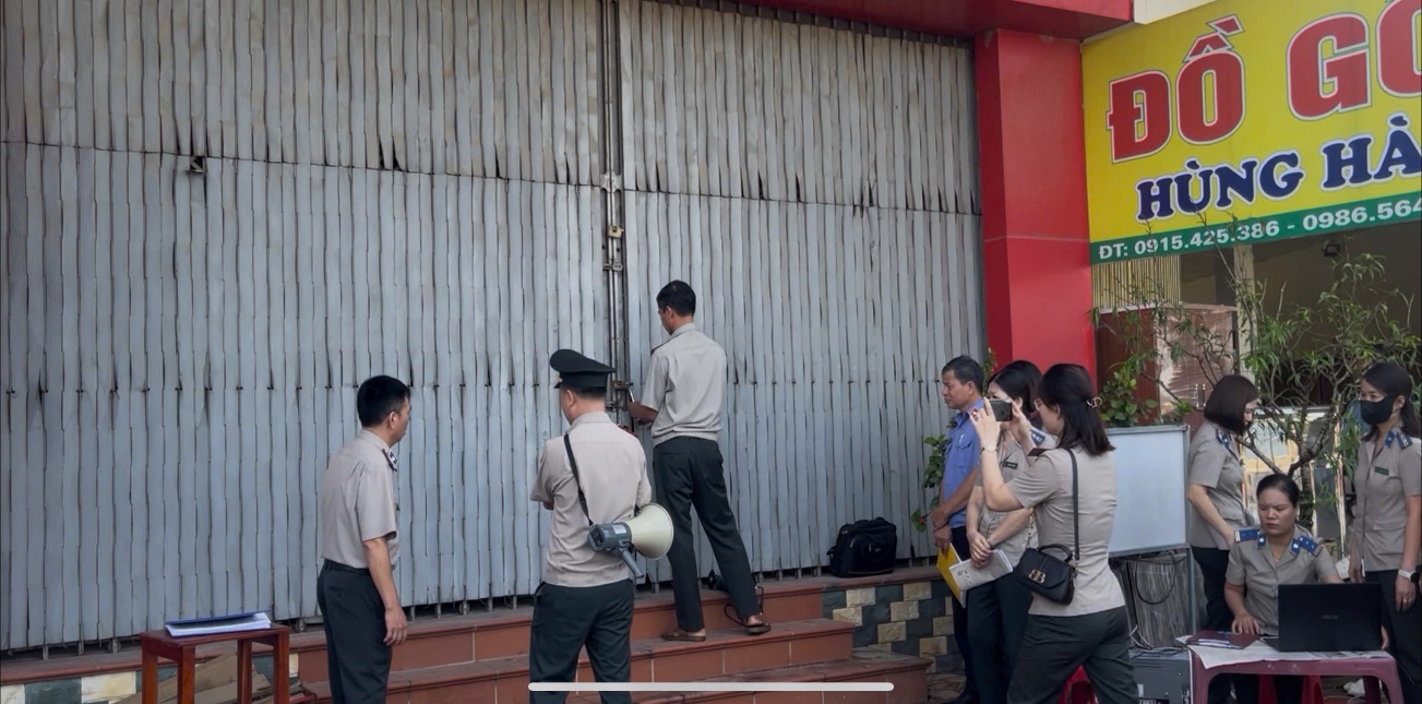 Hình ảnh tại buổi cưỡng chế giao tài sản đấu giá