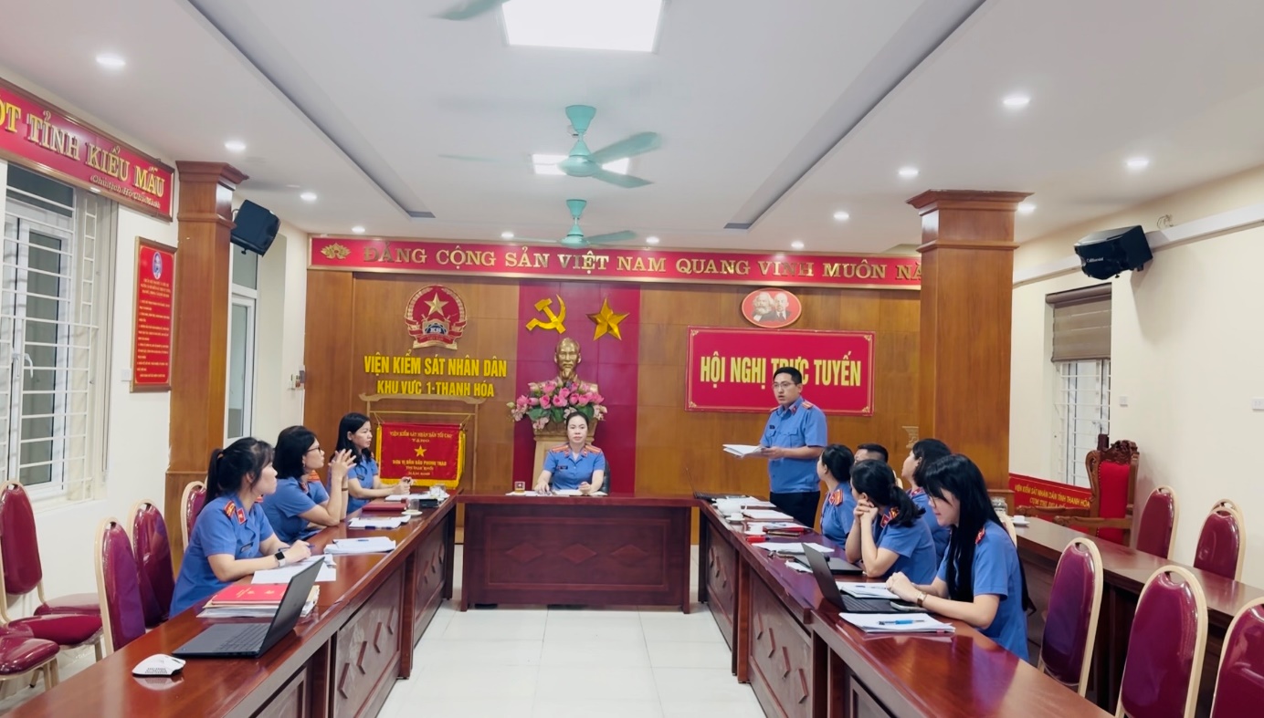 Ảnh: Đ/c Đỗ Việt Anh, Phó Viện trưởng VKSND khu vực 1 phát biểu ý kiến