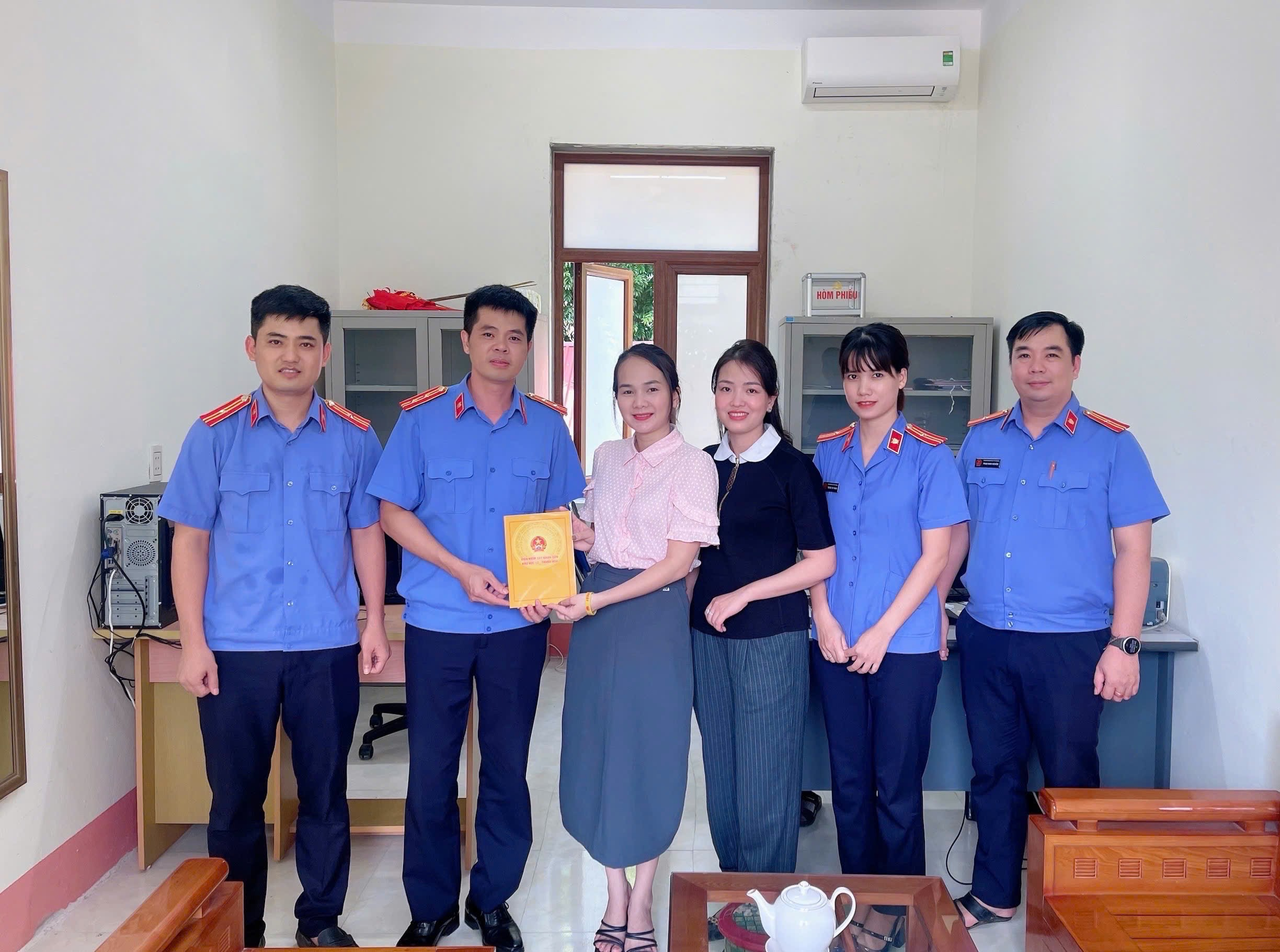 Ảnh: VKSND khu vực 12 trao quà tại Ủy ban MTTQ Việt Nam xã Cẩm Thủy