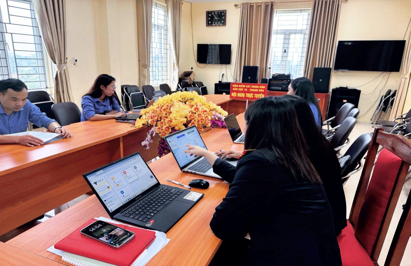 Ảnh: Đoàn viên VKSND khu vực 10 - Thanh Hóa trao đổi kiến thức về chuyển đổi số