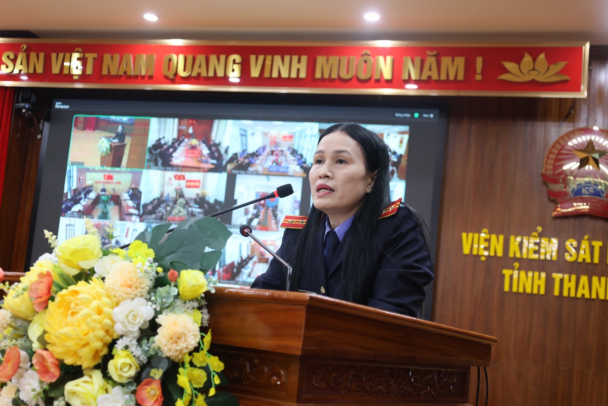 Đồng chí Phạm Thị Hoàn, Trưởng phòng 9 VKSND tỉnh phát biểu tham luận tại Hội nghị