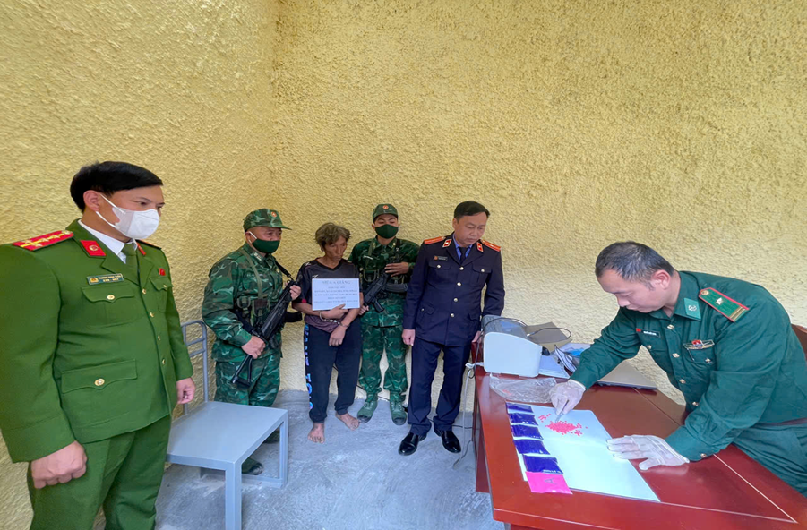 Ảnh: Kiểm sát viên VKSND khu vực 13 tham gia kiểm đếm tang vật thu giữ