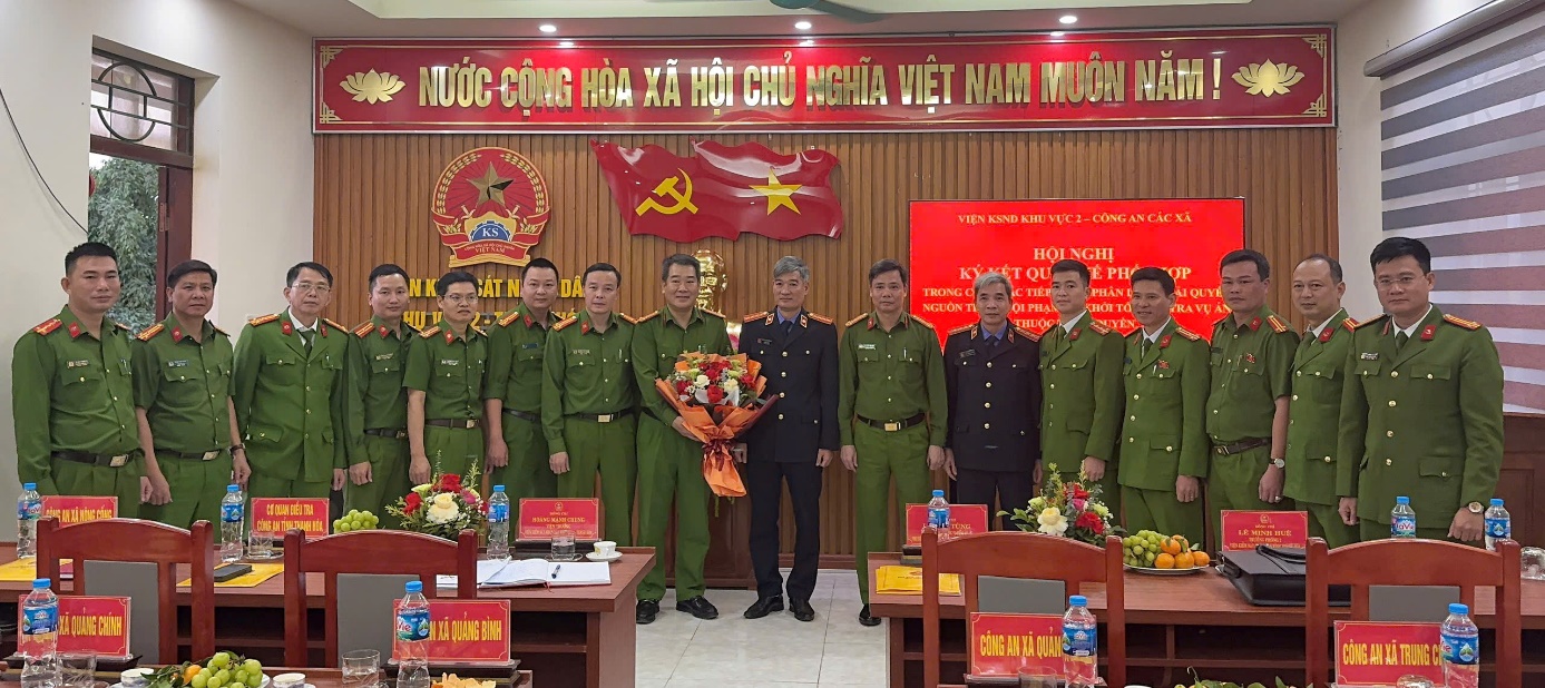 (Ảnh chụp tập thể ký kết)