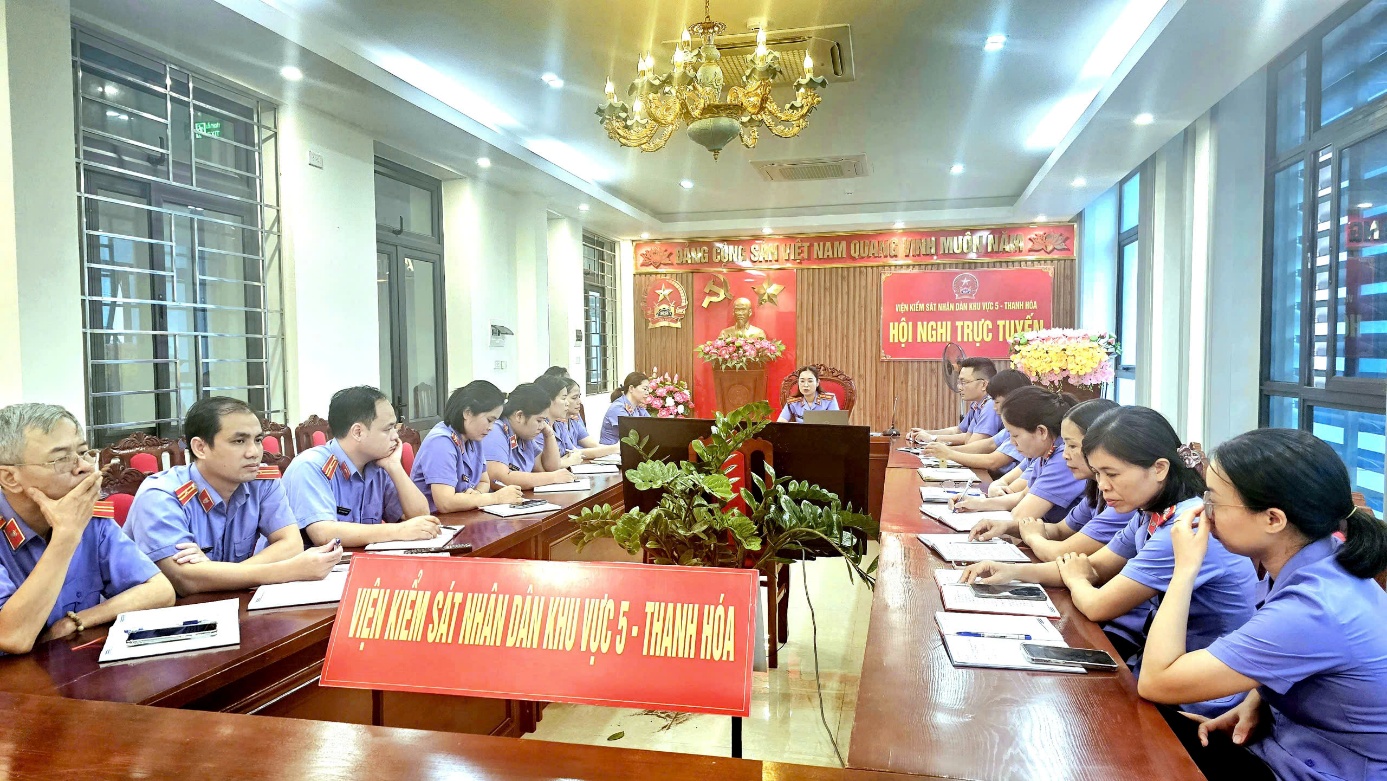 Ảnh: Đồng chí Lê Thị Ngọc Hà, Viện trưởng VKSND khu vực 5 chủ trì hội nghị