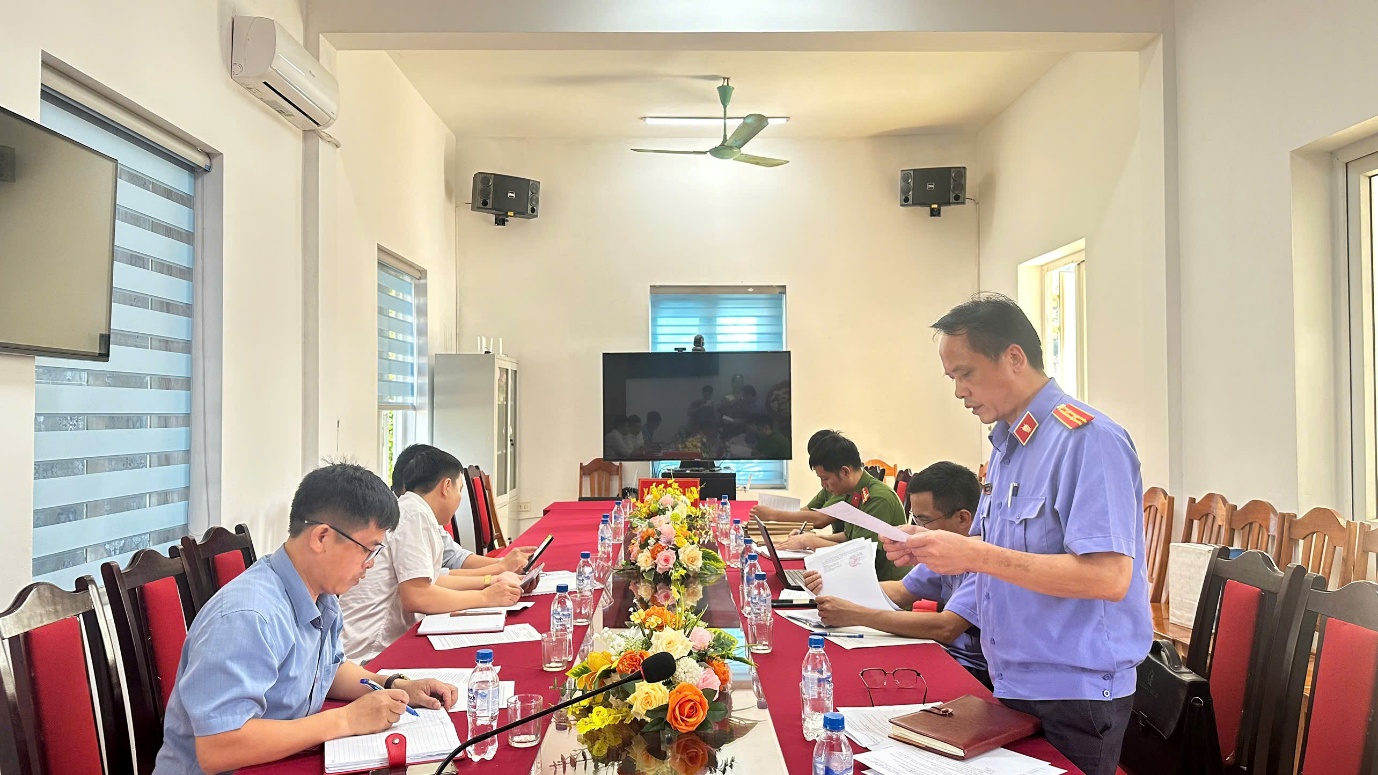 Ảnh: Đồng chí Hà Văn Nhiên, Phó Viên trưởng công bố  Quyết định, Kế hoạch trực tiếp kiểm sát