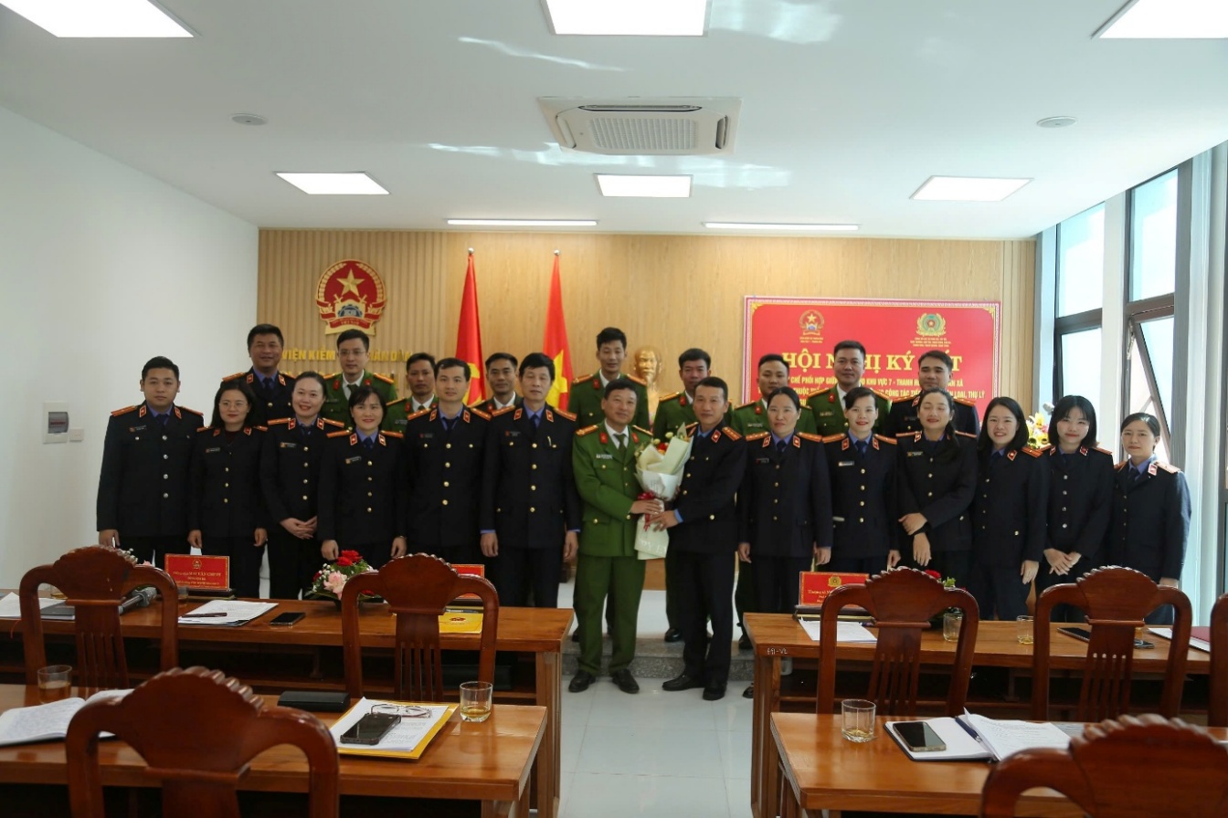 Ảnh: Toàn cảnh Hội nghị ký Quy chế phối hợp của VKSND khu vực 7 - Thanh Hoá với 09 đơn vị Công an xã