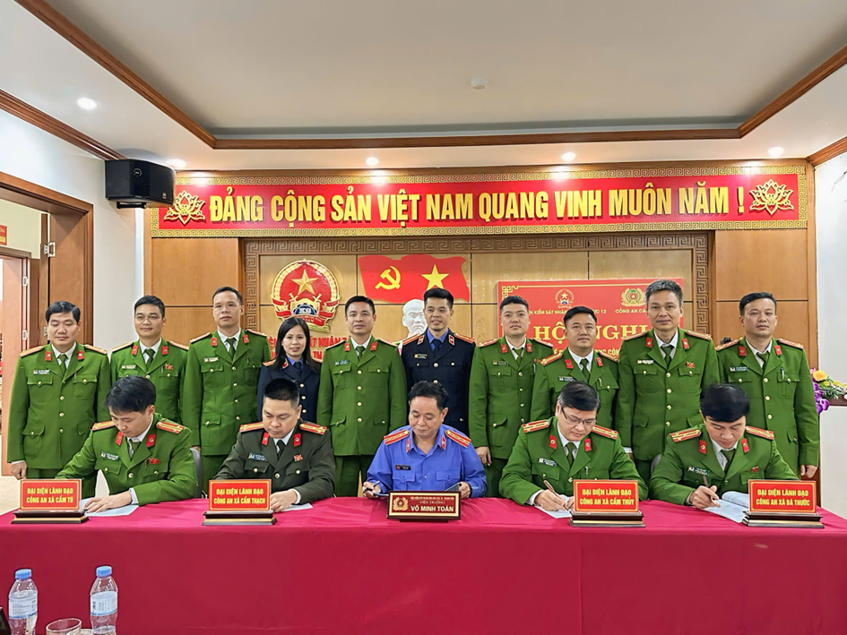 Ảnh: Toàn cảnh Hội nghị ký Quy chế phối hợp của VKSND khu vực 12 - Thanh Hoá với 13 đơn vị Công an xã