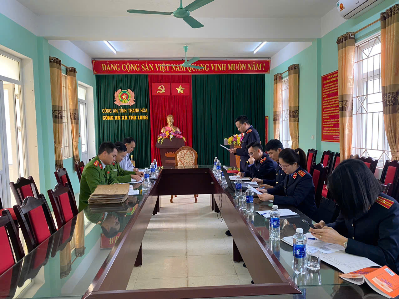 Hình ảnh: Đoàn kiểm sát làm việc với Lãnh đạo UBND và công an xã