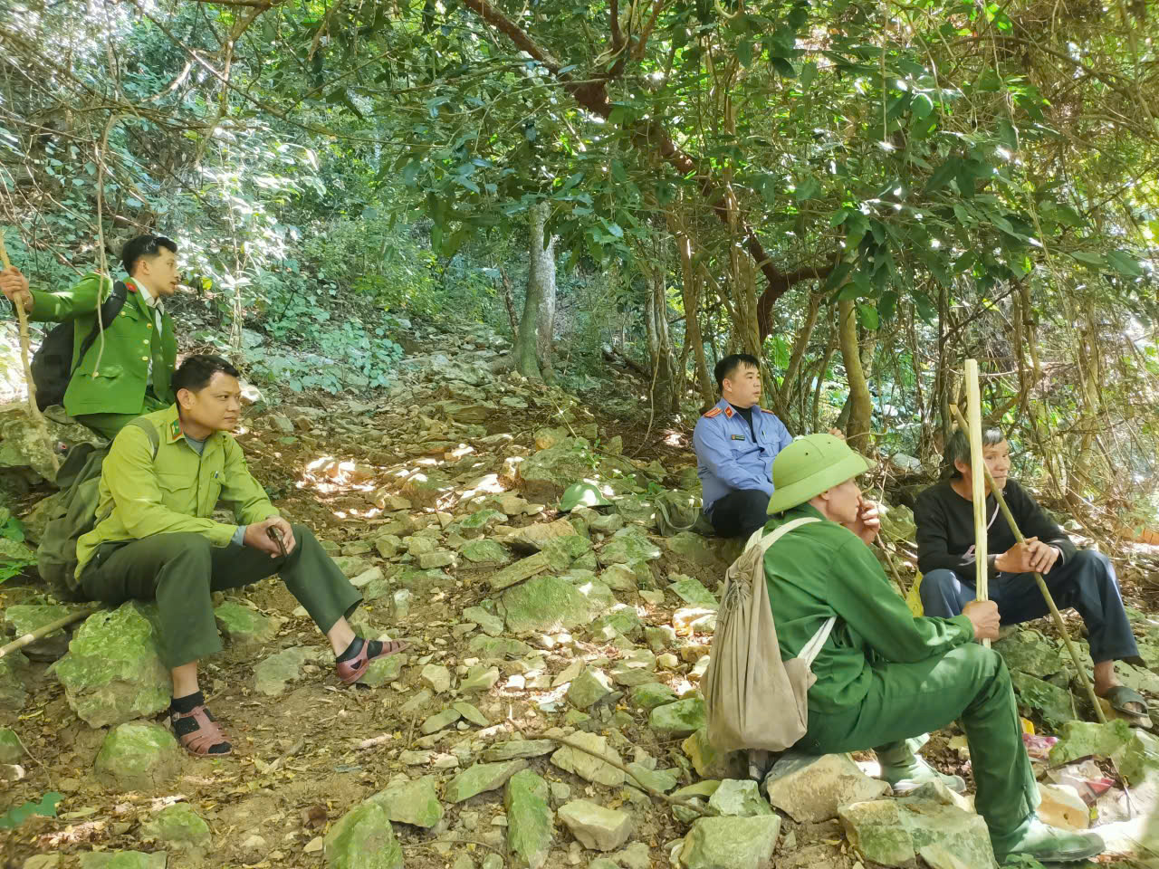 Ảnh: Kiểm sát viên VKSND khu vực 12 - Thanh Hoá kiểm sát khám nghiệm hiện trường