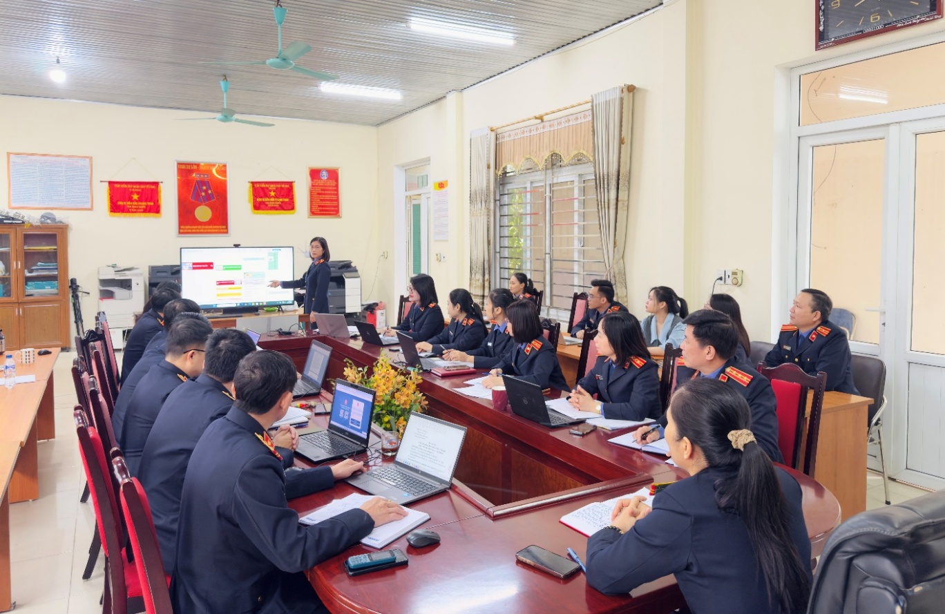 Ảnh: Kiểm sát viên trình bày kết quả nghiên cứu bản án kết hợp với sơ đồ tư duy qua phần mềm Xmind