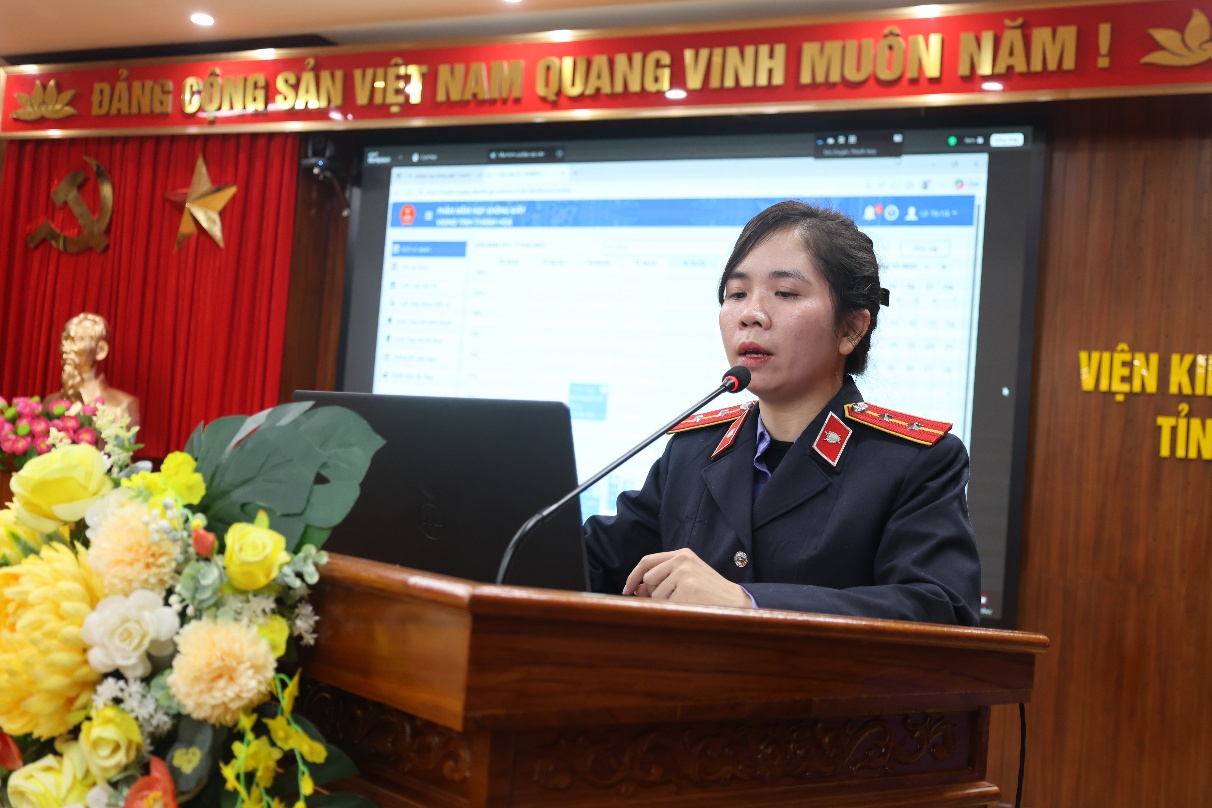 Ảnh: Đồng chí Nguyễn Thị Hà, Chuyên viên CNTT giới thiệu, hướng dẫn sử dụng phần mềm