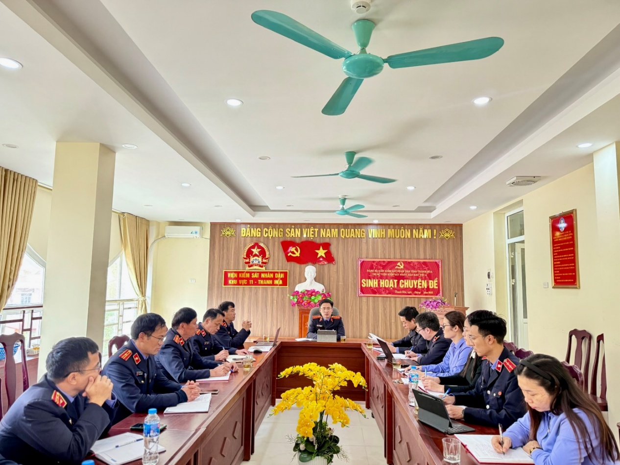 Ảnh: Đồng chí Nguyễn Quốc Tú, Bí thư Chi bộ, Viện trưởng VKSND khu vực 11 chủ trì Hội nghị