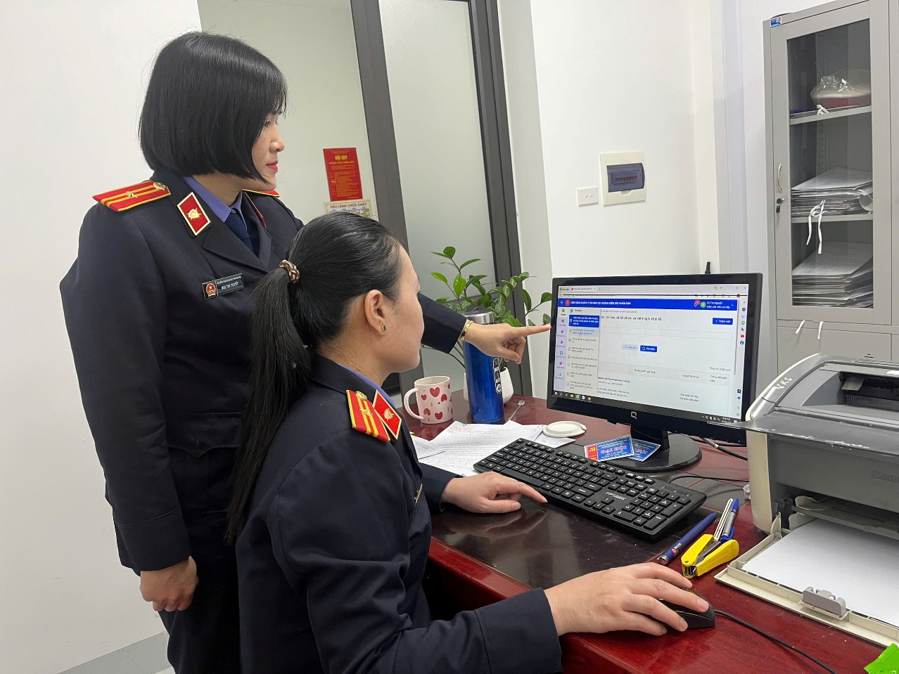 Ảnh: Các Kiểm sát viên tại VKSND khu vực 7 đang trao đổi, thảo luận sử dụng nền tảng Quản lý án hình sự