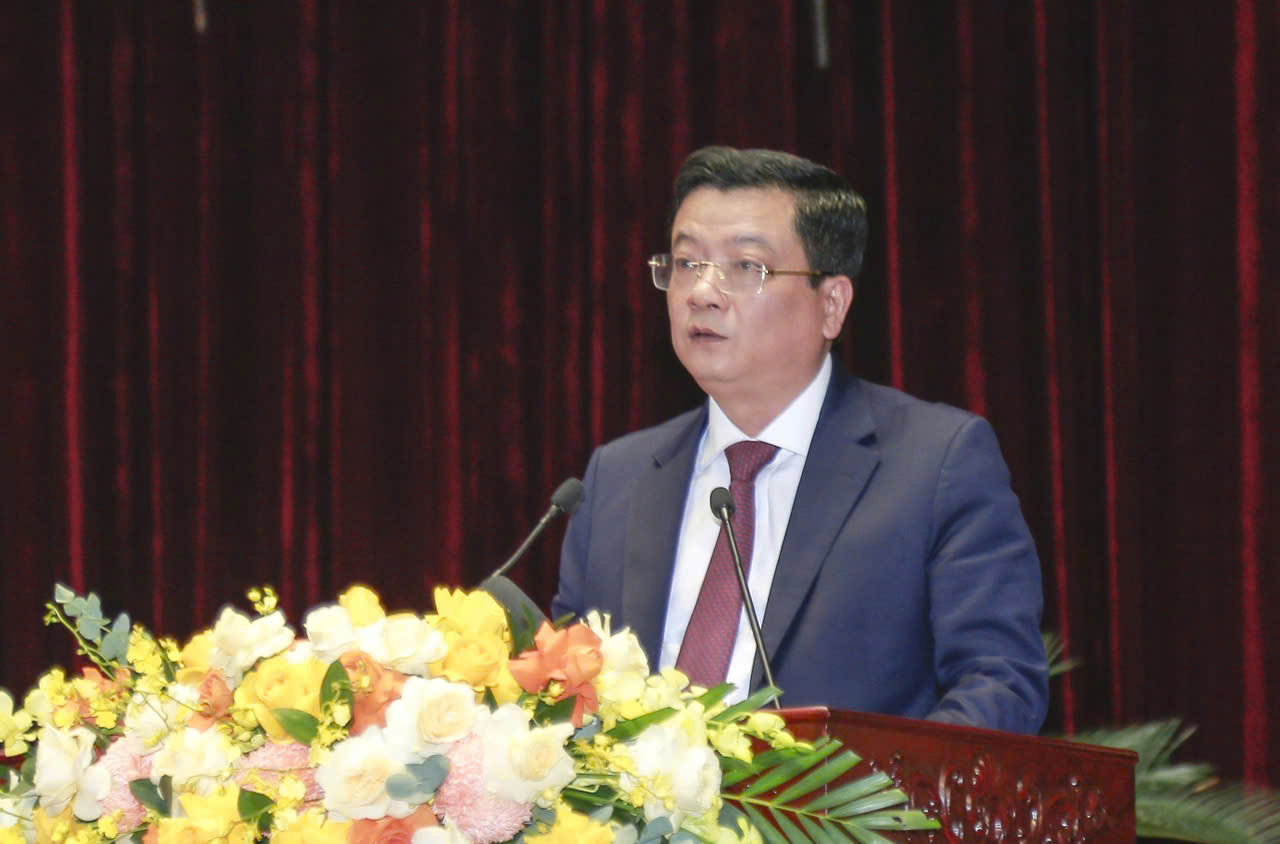 Ảnh: Đồng chí Trần Thế Kính, Tỉnh ủy viên, Bí thư Đảng ủy, Viện trưởng VKSND tỉnh trình bày báo cáo tại kỳ họp