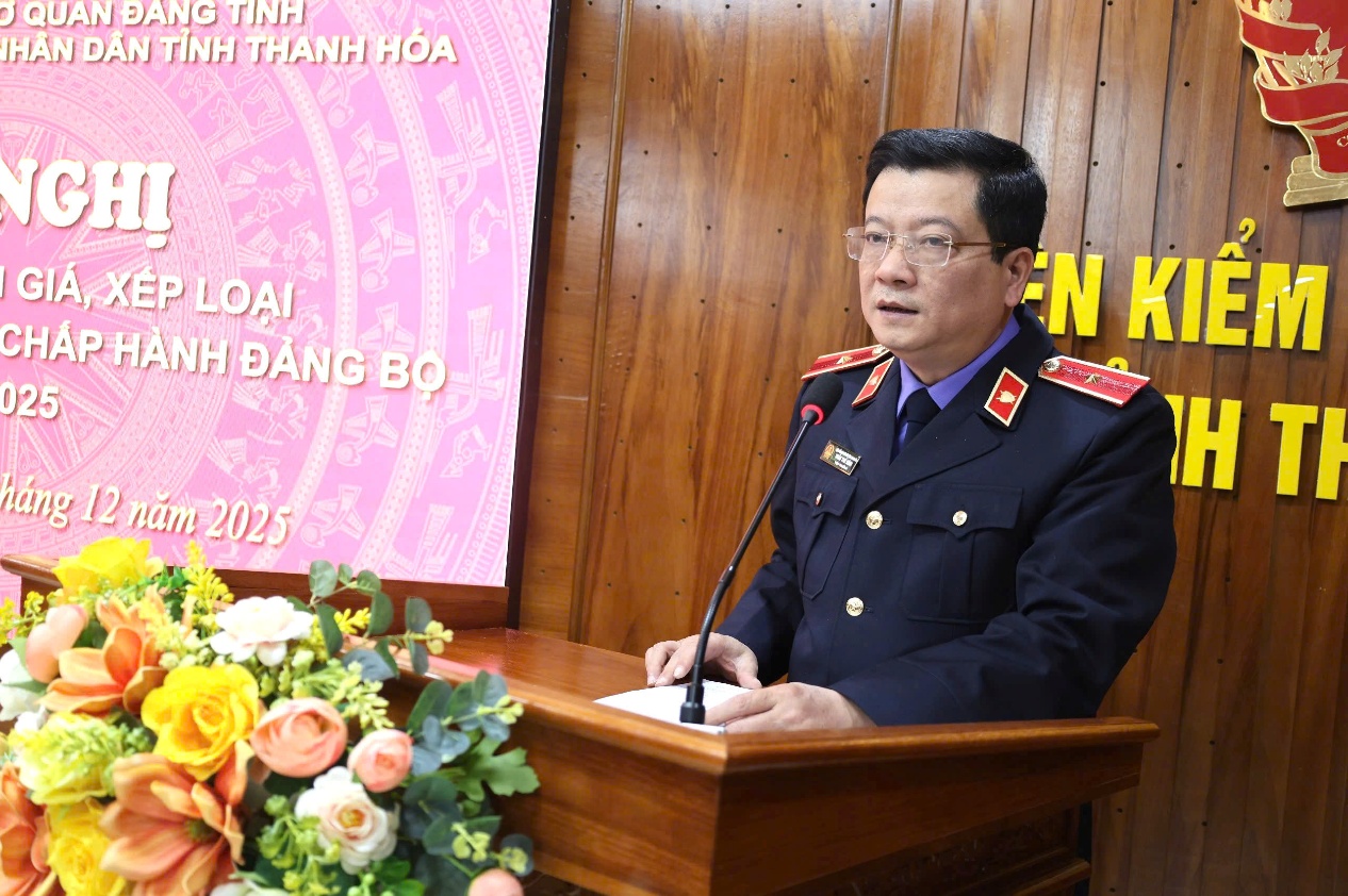 Ảnh: Đồng chí Trần Thế Kính, Tỉnh ủy viên, Bí thư Đảng ủy, Viện trưởng VKSND tỉnh Thanh Hóa phát biểu tại Hội nghị