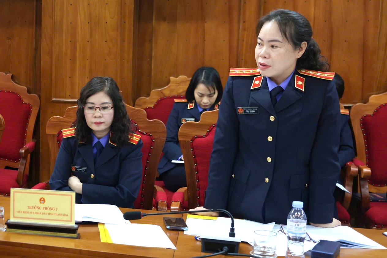 Ảnh: Đồng chí Phan Thị Bình, Ủy biên BCH Đảng bộ, Bí thư Chi bộ VKSND khu vực 1 phát biểu thảo luận tại Hội nghị