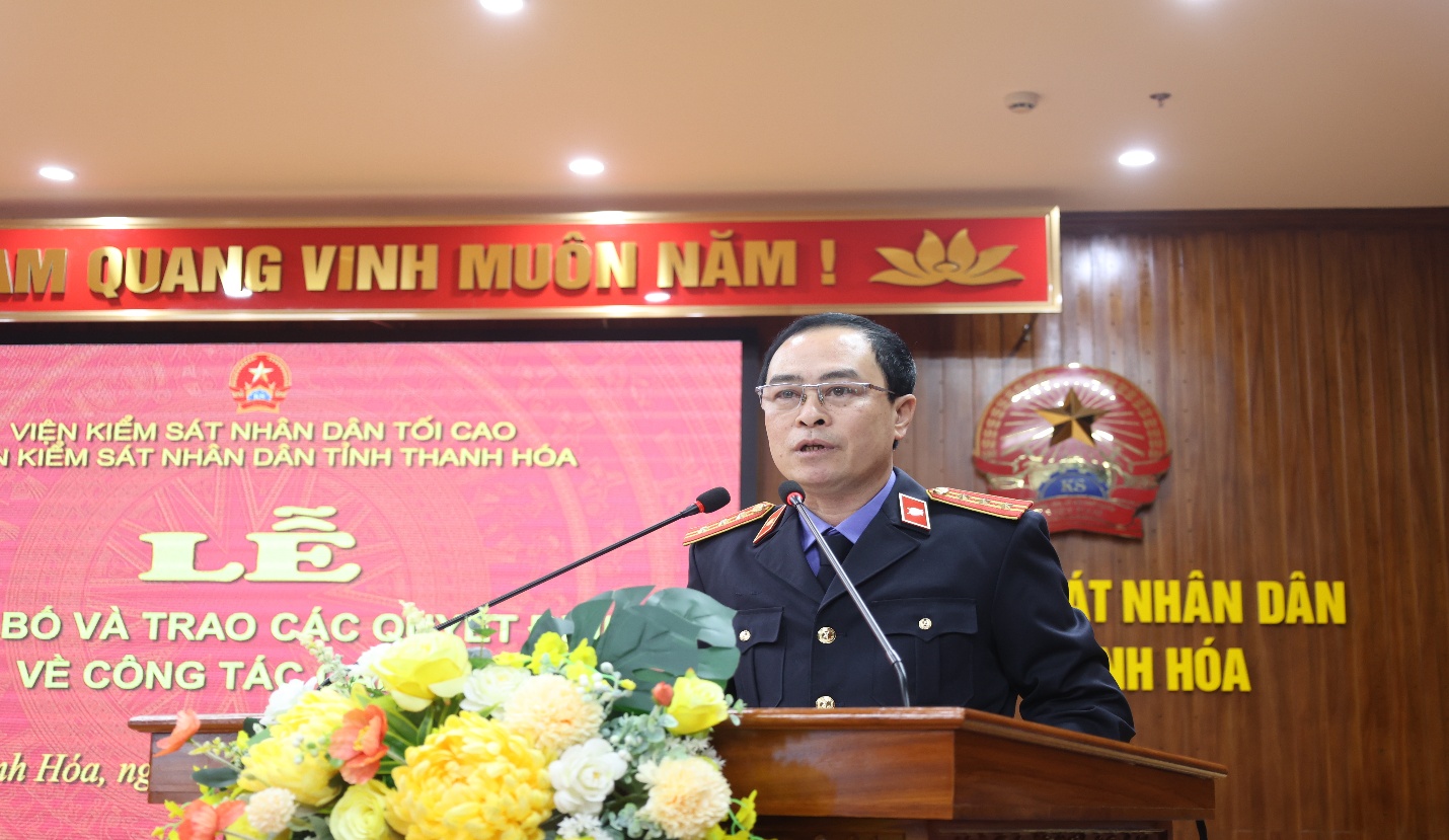 Ảnh: Đồng chí Đặng Anh Chiến, Trưởng phòng Tổ chức cán bộ công bố các quyết định về công tác cán bộ