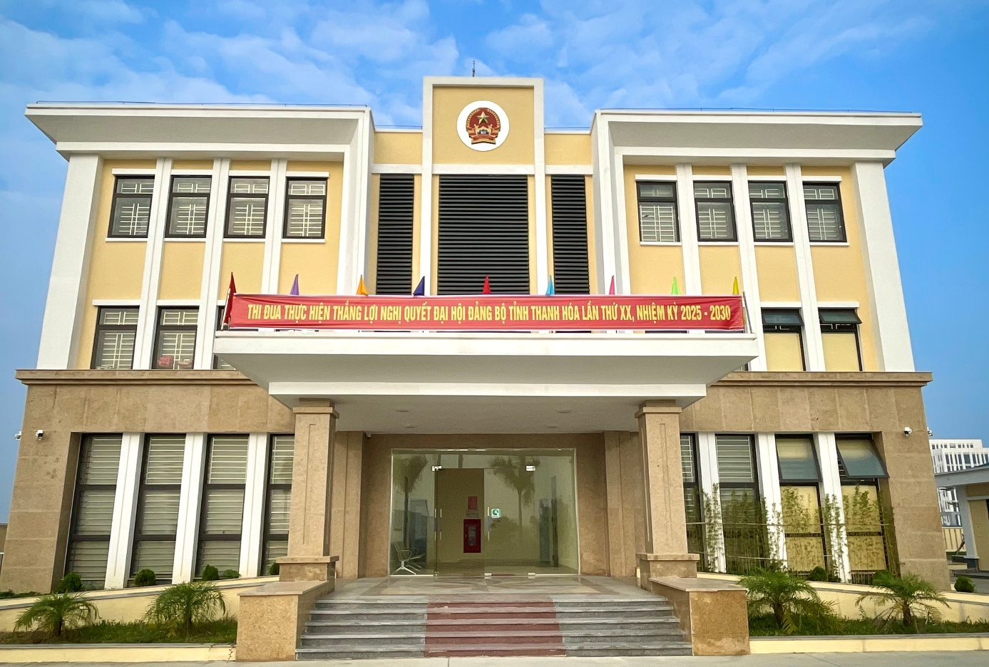 Ảnh: Đơn vị tiến hành treo băng zôn tại trụ sở làm việc