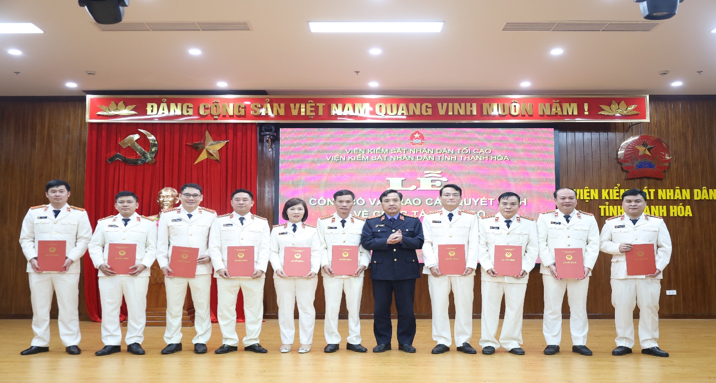 Ảnh: Đồng chí Vũ Xuân Thoan, Phó Bí thư Đảng ủy, Phó Viện trưởng VKSND tỉnh trao quyết định cho các đồng chí Phó Trưởng phòng các phòng trực thuộc VKSND tỉnh, Phó Viện trưởng VKSND khu vực